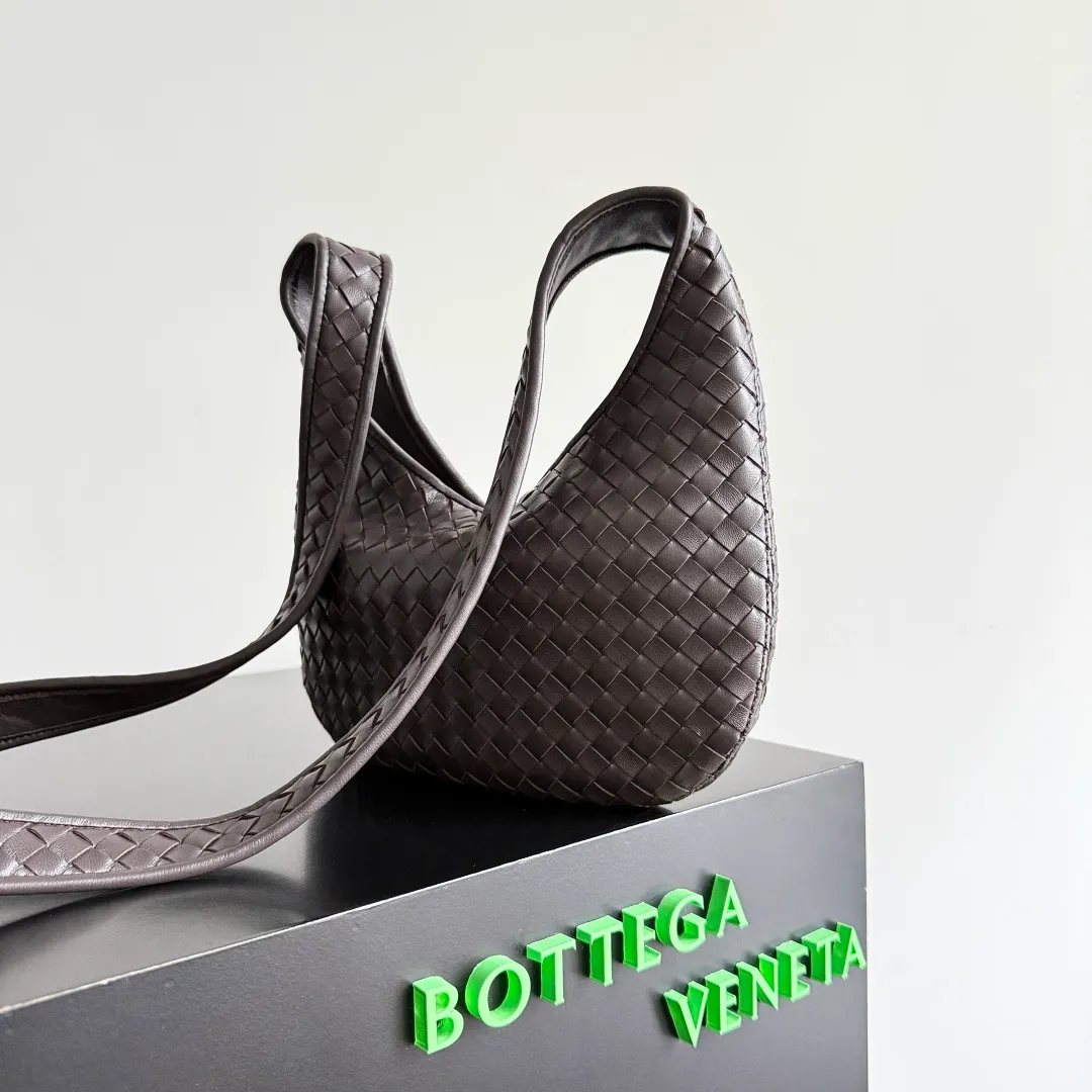 Batch 1660 BOTTEGA VENETA 2025 new men's small Veneto crossbody bag is made of lambskin, elegantly extends to the strap, fits perfectly on the upper body, and the light and neat shape is suitable for all your choices for business trips, travel or daily life. Top zipper, interior two compartments, extra-large capacity. The classic Veneta shape has been redesigned and turned into a bag that can be worn cross-body, simple yet stylish. Although it is designed as a men’s bag, it is also very suitable for girls to carry! The back is so handsome🕶! More aura ~ The shoulder straps are reasonably designed, making it comfortable and stylish to carry cross-body. The bag has a practical capacity and can easily fit your daily needs~ Whether it is paired with casual wear for going out on the street or with formal wear for commuting, put it on and your fashion sense will rise in a straight line📈! Style number: 836918 Size: 27*17*2.5cm